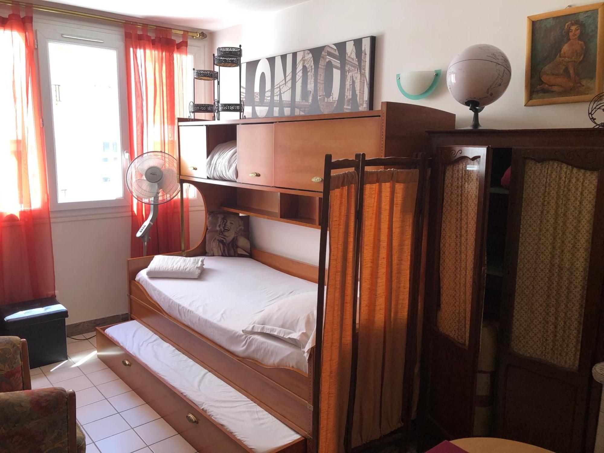 Studio Pigalle De 25 M2 - 2 Lits Simples Type Gigogne Pour 2 Personnes - Coeur Touristique De Paris - 2 Minutes De La Station Metro Pigalle ,Petit Train Vers La Butte Montmartre-Cabarets Moulin Rouge,Chez Michou-Restaurants Bouillon Pigalle,Berliner Exterior foto