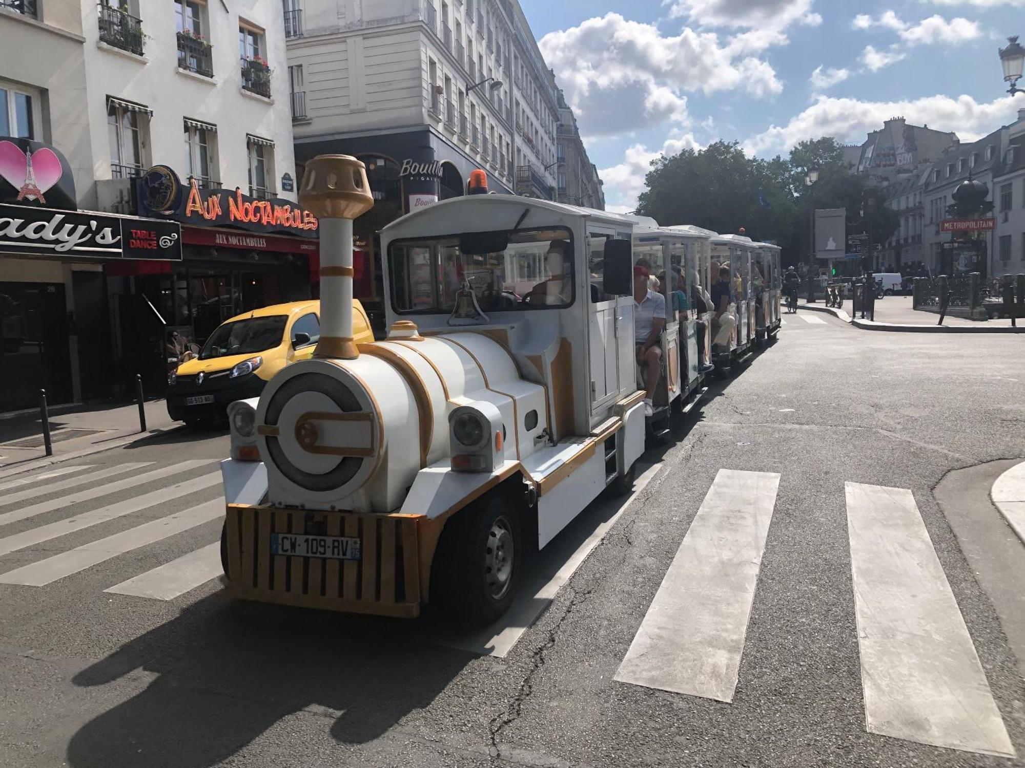 Studio Pigalle De 25 M2 - 2 Lits Simples Type Gigogne Pour 2 Personnes - Coeur Touristique De Paris - 2 Minutes De La Station Metro Pigalle ,Petit Train Vers La Butte Montmartre-Cabarets Moulin Rouge,Chez Michou-Restaurants Bouillon Pigalle,Berliner Exterior foto