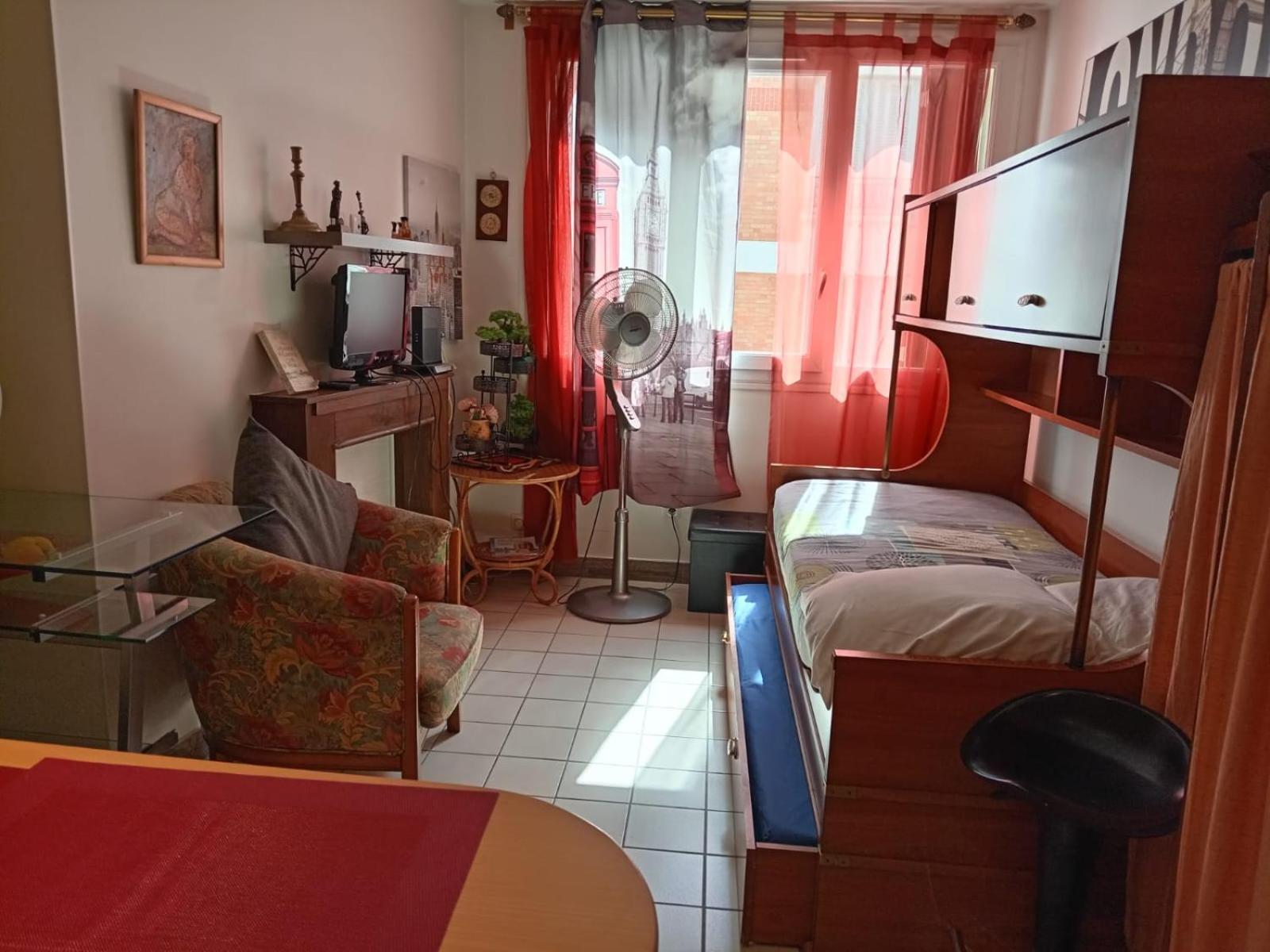 Studio Pigalle De 25 M2 - 2 Lits Simples Type Gigogne Pour 2 Personnes - Coeur Touristique De Paris - 2 Minutes De La Station Metro Pigalle ,Petit Train Vers La Butte Montmartre-Cabarets Moulin Rouge,Chez Michou-Restaurants Bouillon Pigalle,Berliner Exterior foto